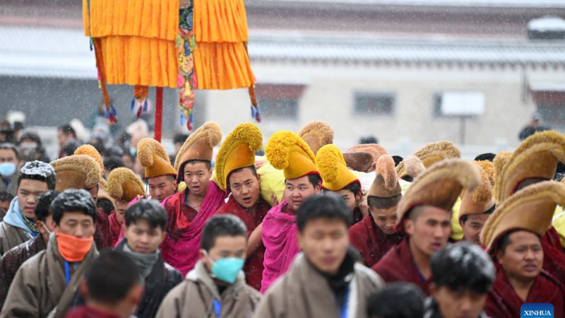 Cerimônia de “banho de sol do Buda” é realizada no mosteiro no noroeste China