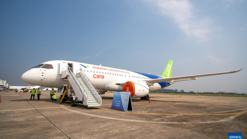 Aviões COMAC da China chegam ao Laos para realização de exibições e voos de demonstração