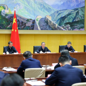 Primeiro-ministro chinês pede esforços para resolver riscos da dívida de governos locais