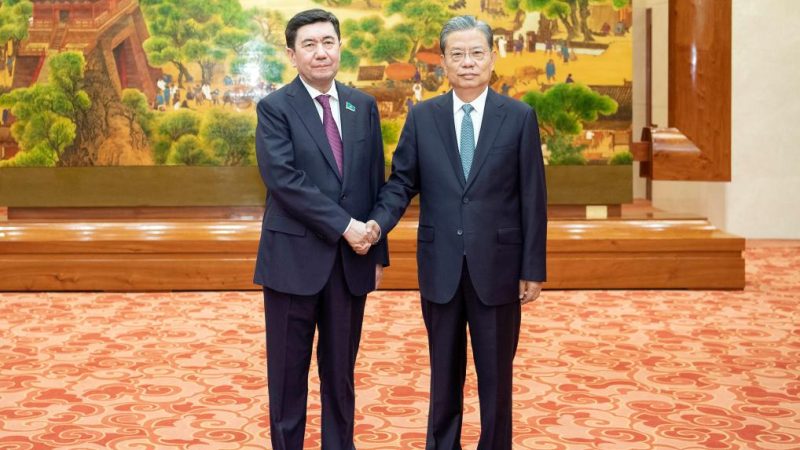 Mais alto legislador da China conversa com presidente da Câmara Baixa do Parlamento cazaque