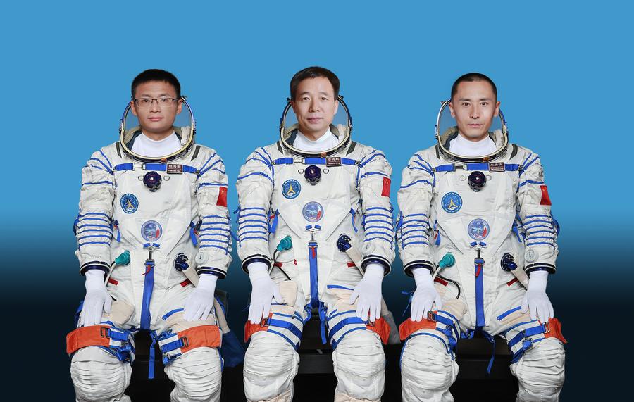 China concede medalhas a astronautas da Shenzhou-16