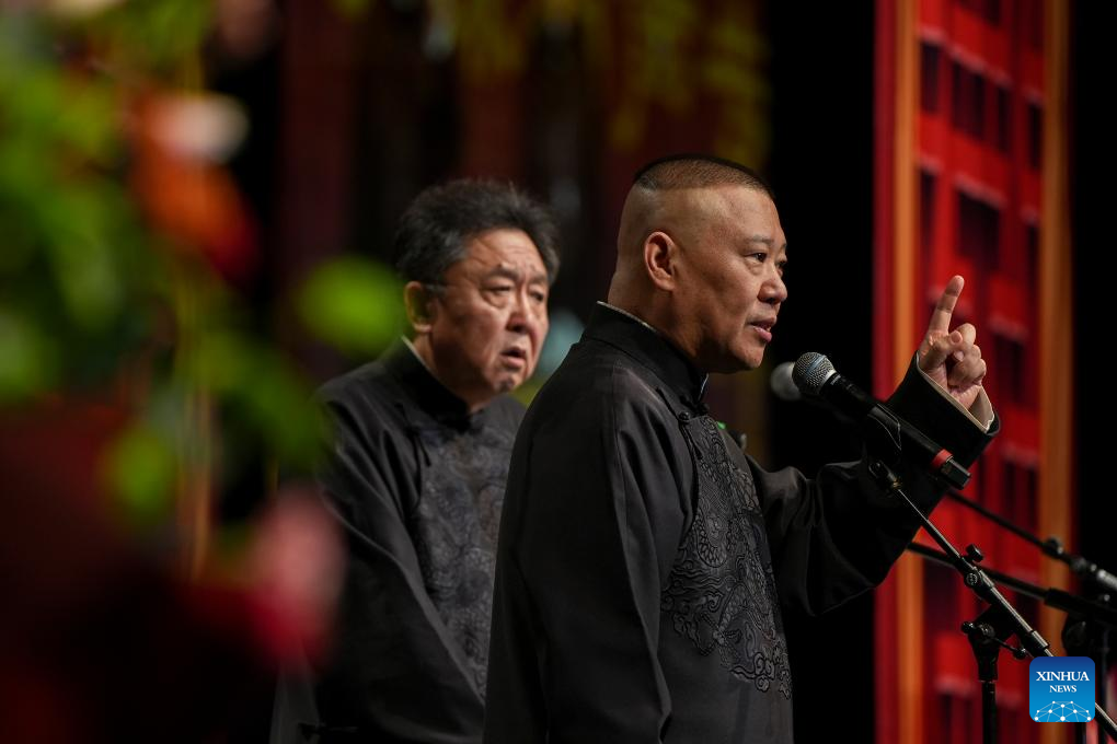 Comediantes chineses populares de Xiangsheng trazem risadas e carisma cultural para Londres