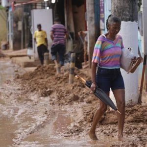 Extrema pobreza cai no Brasil em 2023 ao menor nível de sua história