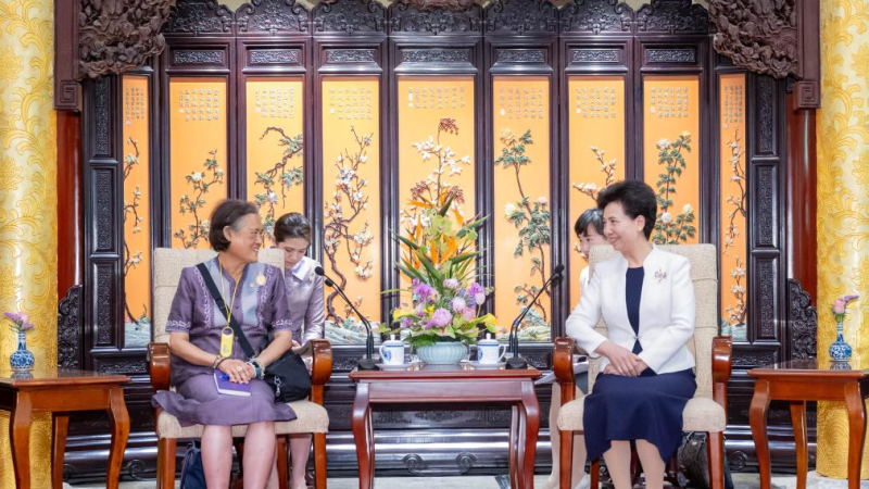 Conselheira de Estado chinesa reúne-se com princesa tailandesa Sirindhorn