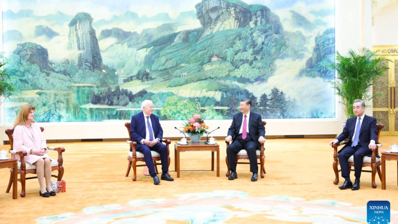 Xi reúne-se com presidente da Fundação Mérieux e sua esposa
