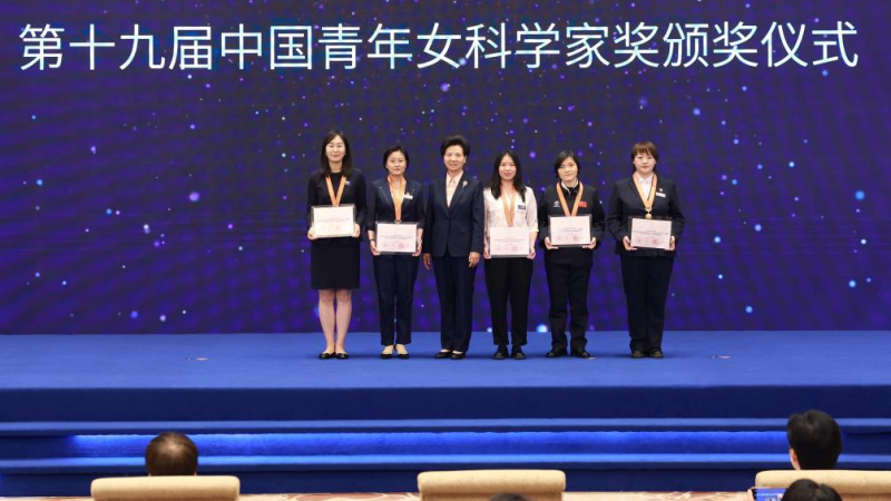 China premia jovens cientistas do sexo feminino