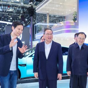 Primeiro-ministro chinês enfatiza desenvolvimento de veículos conectados inteligentes de nova energia