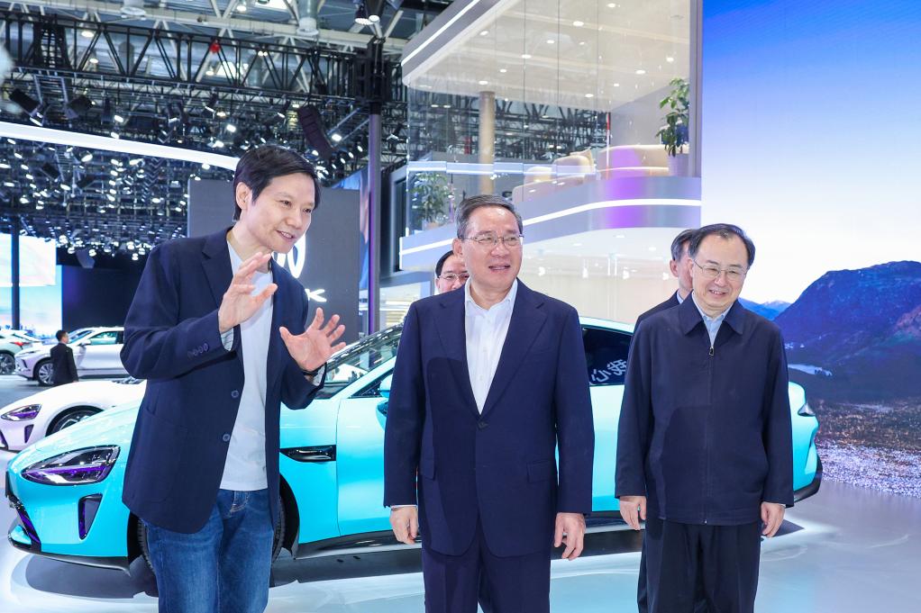 Primeiro-ministro chinês enfatiza desenvolvimento de veículos conectados inteligentes de nova energia