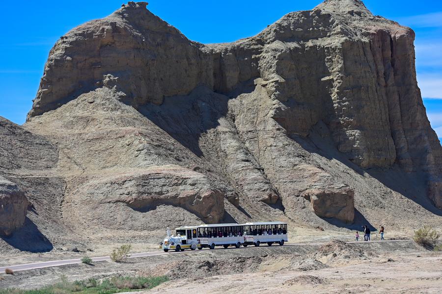 Receita de turismo de Xinjiang sobe quase 34% durante feriado do Dia do Trabalho