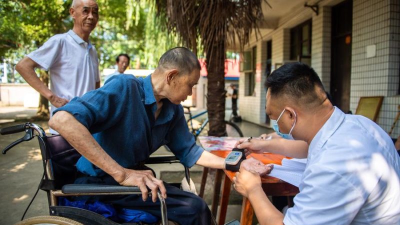 China melhora regulamentação de regimes de seguro de cuidados de longa duração